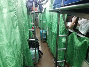 בתמונה: ככה זה נראה בזמן השינה. רכבת לילה מבנגקוק לצ'ומפון.