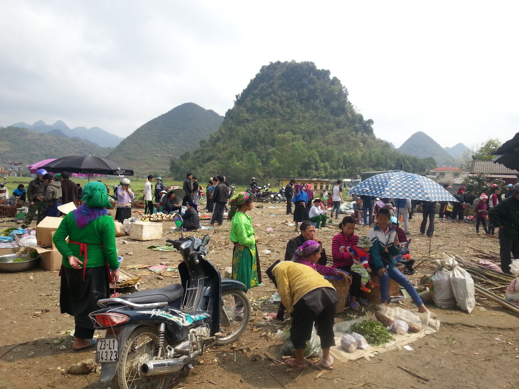 Sunday market in Quan Ba